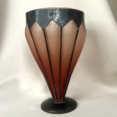 Französische Art Deco Vase aus Milchglas & patinierter Bronze in geometrischer Schatulle, 1920er bei Pamono kaufen