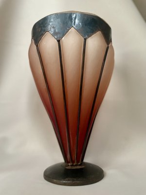 Französische Art Deco Vase aus Milchglas & patinierter Bronze in geometrischer Schatulle, 1920er bei Pamono kaufen