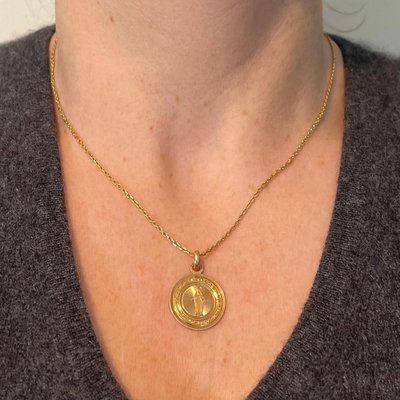 140 Ancien Pendentif Religieux En Métal Argenté Et Bleu Vierge Marie Lourdes Imgx1200 5322