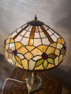 Lampadaire du milieu du siècle en noyer et laiton de Laurel avec abat-jour tulip