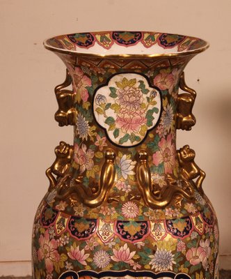 Chinesische Vase aus glasiertem Porzellan mit polychromer Verzierung bei Pamono kaufen