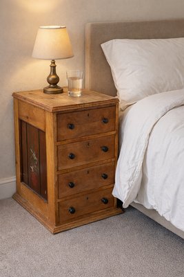 Table De Chevet ARBO Petite Commode De Nuit En Bois De Paulownia Gris, Avec 2 Paniers En Jacinthe Deau Style Maison De Campagne