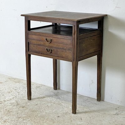 Ancienne table d’appoint en chêne oriental, milieu du 20ème siècle