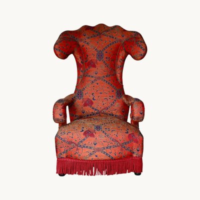 Große Sessel aus Roter Seide mit hohen geschwungenen Rückenlehnen und gescrollten Armlehnen, Frankreich, Frühes 20. Jh., 2er Set bei Pamono kaufen