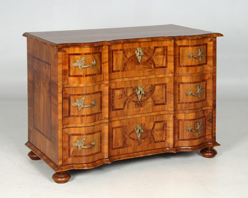 Commode de style '700, avec des incrustations de chevrons
