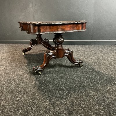 19ème Siècle, Table de Centre en Ronce de Noyer Sculptée, Ép
