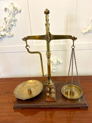Antique Victorian Apothecary Balance Scales in Brass and Mahogany with Weights from Day & Millward, 1880, Set of 10 for sale at Pamono