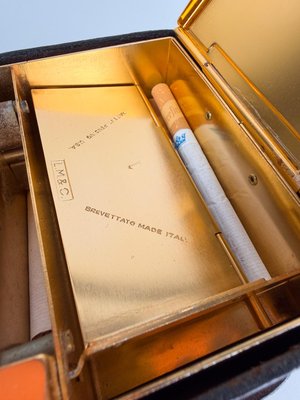 elfbar nachfüll pod läuft aus Distributeur de Cigarettes Vintage en Cuir et Aluminium Doré dans le style  de Jacques Adnet, Italie, 1950s en vente sur Pamono