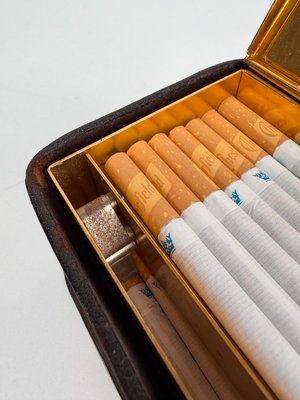 Distributeur de Cigarettes Vintage en Cuir et Aluminium Dor dans le style  de Jacques Adnet, Italie, 1950s en vente sur Pamono