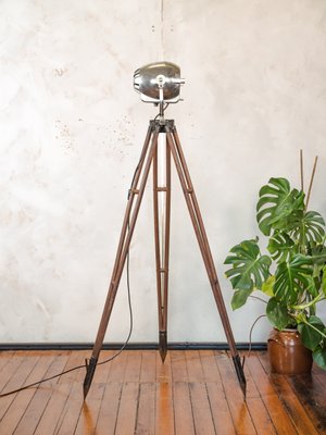 Lampadaire Patt 123 Theater Spotlight sur Tripode en Bois de Strand  Electric, 1950s en vente sur Pamono