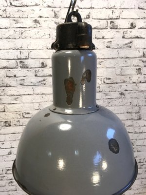 Graue Vintage Industrie Bauhaus Hängelampe aus Emaille Graue Vintage Industrie Bauhaus Hängelampe aus Emaille