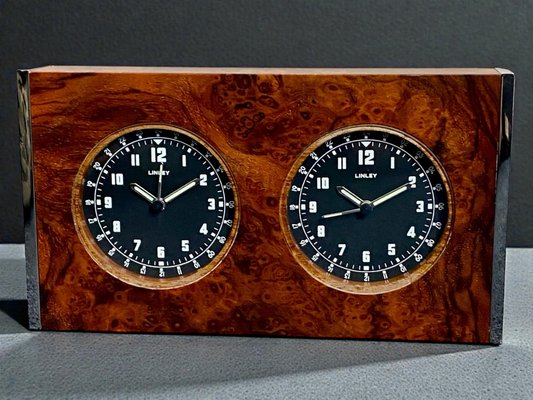Horloge Murale Isolée. Horloge En Bois. Joli Mobilier D'intérieur