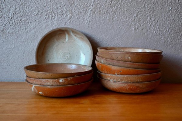 Brutalistische Wabi-Sabi-Steinzeug-Teller, 1970er Jahre, 10er-Set bei Pamono kaufen