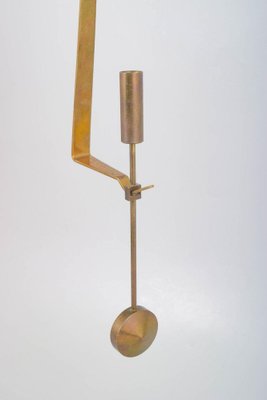 Wandkerzenhalter aus Messing mit Pendelaufhängung von Pierre Forsell für Skultuna, 1960er bei Pamono kaufen