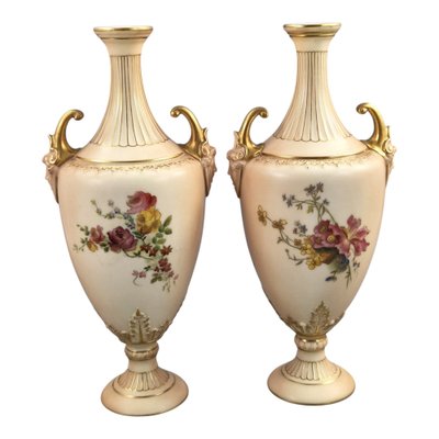 Elfenbeinfarbene Porzellanvasen mit floraler Dekoration von Royal Worcester, 1890er, 2er Set bei Pamono kaufen