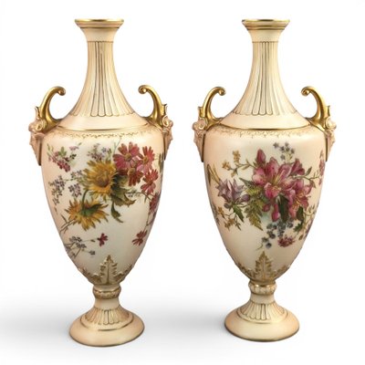 Elfenbeinfarbene Porzellanvasen mit floraler Dekoration von Royal Worcester, 1890er, 2er Set bei Pamono kaufen