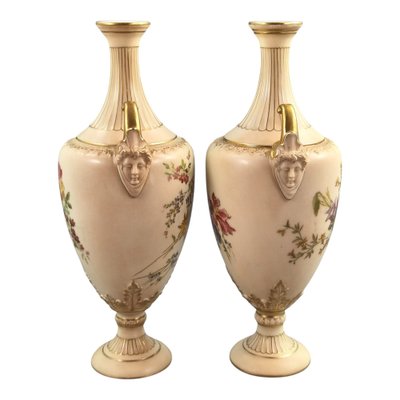 Elfenbeinfarbene Porzellanvasen mit floraler Dekoration von Royal Worcester, 1890er, 2er Set bei Pamono kaufen