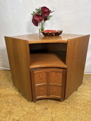 Mid-Century Modern Teak Eckschrank von Nathan, 1960er bei Pamono kaufen