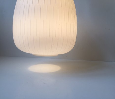 Lampada a sospensione in vetro zigrinato e ottone, anni '50 Lampada a sospensione in vetro zigrinato e ottone, anni '50