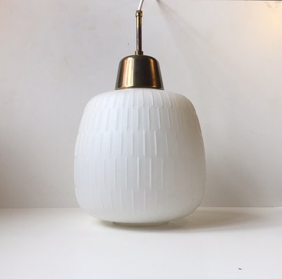 Lampada a sospensione in vetro zigrinato e ottone, anni '50 Lampada a sospensione in vetro zigrinato e ottone, anni '50