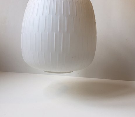 Lampada a sospensione in vetro zigrinato e ottone, anni '50 Lampada a sospensione in vetro zigrinato e ottone, anni '50