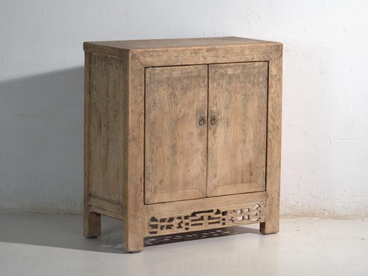 Niedriger Vintage Shanxi Schrank aus Ulmenholz mit Laubsägearbeit Schürze, 1950er bei Pamono kaufen