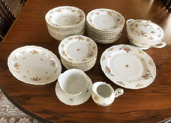 Exclusive Kahla Porcelain Dinner Set with Gold Accents, Germany, 1950s, Set of 39 for sale at Pamono