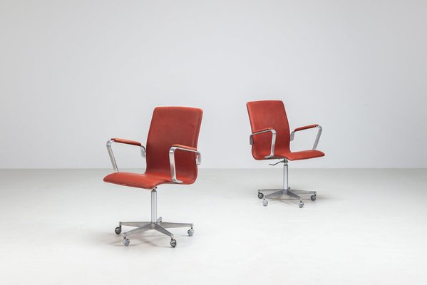 Oxford Bürostühle aus Cognacfarbenem Leder von Arne Jacobsen für Fritz Hansen, Denmark, 1967, 2er Set bei Pamono kaufen