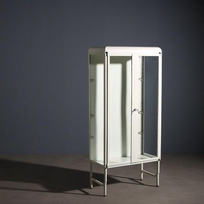 Industrielle Vintage Vitrine aus emailliertem Metall & Glas, 1960er bei Pamono kaufen