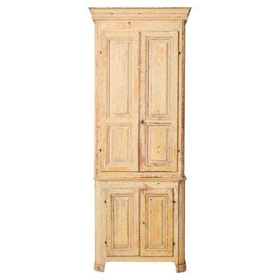 Antiker hoher schmaler Schrank aus Pinienholz, Nordschweden, 1810 bei Pamono kaufen