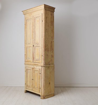 Antiker hoher schmaler Schrank aus Pinienholz, Nordschweden, 1810 bei Pamono kaufen