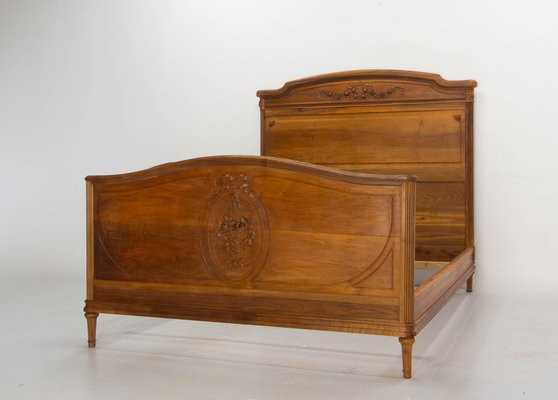 Antikes französisches Bett aus geschnitztem Nussholz, 1890er bei Pamono kaufen