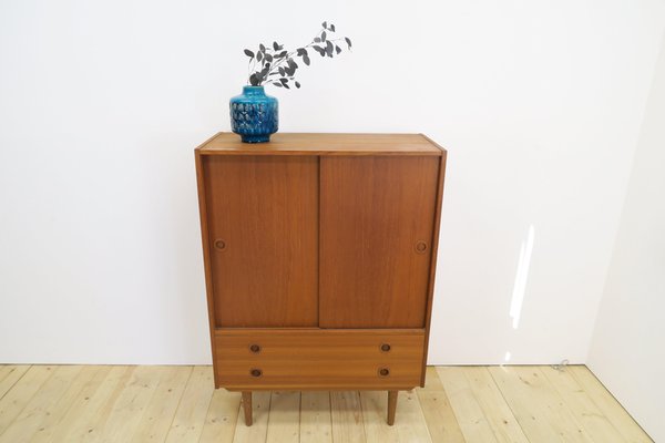 Teak Highboard mit Schiebetüren, 1960er bei Pamono kaufen