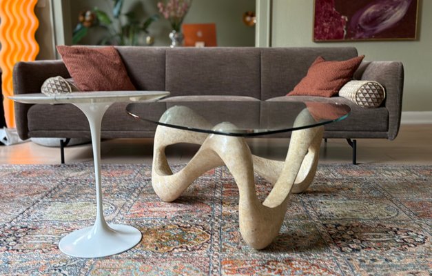 Italienischer Couchtisch aus Holz & Marmor mit polierter Glasplatte und Tulip Beistelltisch in Weiß mit Marmorplatte von Eero Saarinen für Knoll International, 2er Set bei Pamono kaufen