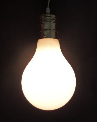 Lampada a sospensione vintage a forma di lampadina in vetro e ottone in  vendita su Pamono