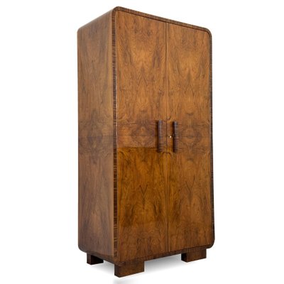 Zweitüriger Art Deco Kleiderschrank aus Nussholz, 1930er bei Pamono kaufen