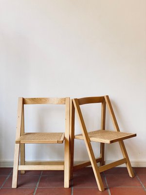 Klappstühle aus Kiefernholz mit Sitzen aus Korbgeflecht, 2er Set bei Pamono kaufen