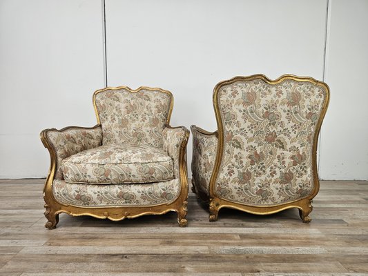 Italienische Bergère Armlehnstühle aus geschnitztem & vergoldetem Holz im Barockstil, 20. Jh., 2er Set bei Pamono kaufen
