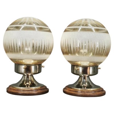 Italienische Tischlampen aus geätztem Glas, Chrom und Holz, 1950er, 2er Set bei Pamono kaufen
