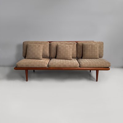 Modernes dänisches Mid-Century Sofa mit Holzgestell & Stoffbezug in Beige von Peter Hvidt für France & Daverkosen, 1960er bei Pamono kaufen