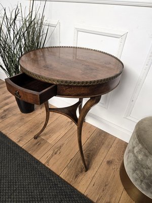 Runder italienischer Vintage Beistelltisch aus Nussholz, 1930er bei Pamono kaufen
