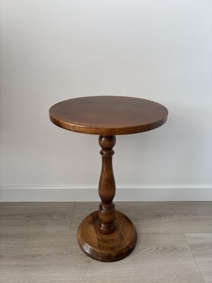 Kleiner runder rustikaler Vintage Beistelltisch aus Holz mit gedrehten Beinen, 1970er