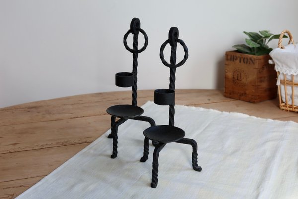 Schwarze Vintage Kerzenhalter aus gedrehtem Schmiedeeisen, 1960er, 2er Set