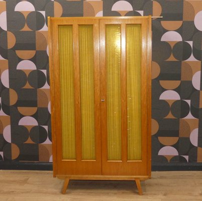 Kleiderschrank auf Füßen mit Glastüren, 1960er bei Pamono kaufen