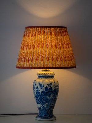 Vintage Delft Tischlampe aus Chinoiserie-Keramik in Blau & Weiß von Plateelbakkerij Ram, 1950er bei Pamono kaufen