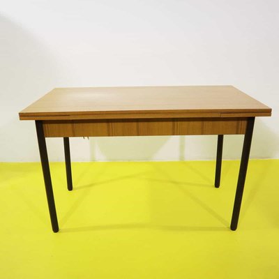 Ausziehbarer Formica Tisch mit Metallbeinen