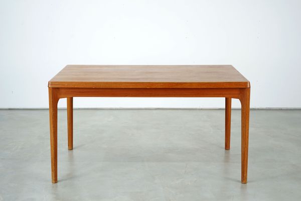Mesa de comedor grande de Henning Kjaernulf para Vejle Møbelfabrik ... Mesa de comedor grande de Henning Kjaernulf para Vejle Møbelfabrik ...