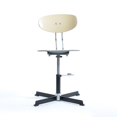 Silla giratoria de oficina de cromo y madera de Kovona, años 70 en ... Silla giratoria de oficina de cromo y madera de Kovona, años 70 en ...