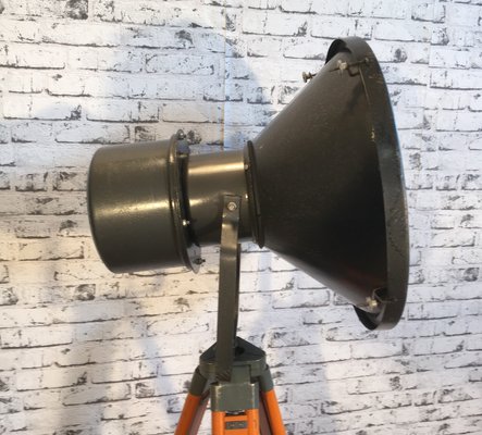 Projecteur de style vintage avec trépied en bois Finition laiton