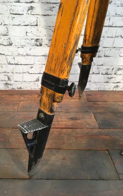 Schwarz emaillierte industrielle vintage Lampe auf hölzernem Dreibein Fuß von Napako Schwarz emaillierte industrielle vintage Lampe auf hölzernem Dreibein Fuß von Napako